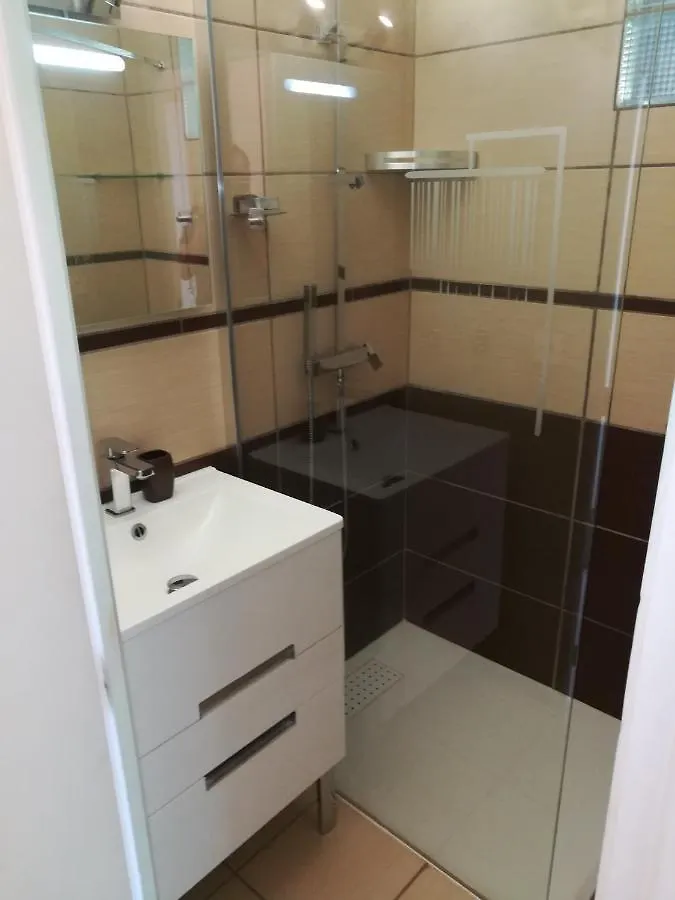 Appartement climatisé au 1er étage d'une maison avec jardin dans un quartier calme Cavalaire-sur-Mer